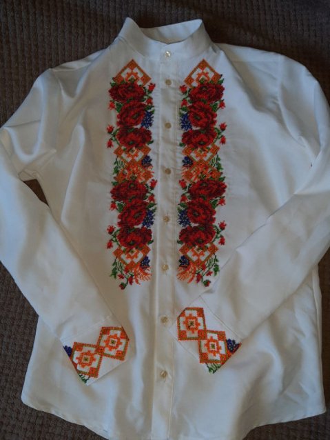 Скатертини, рушники, доріжки, серветки: майстриня з Волині примножує красу української вишивки