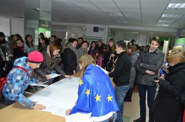 Як у СНУ малювали прапор України-ЄС. ФОТО