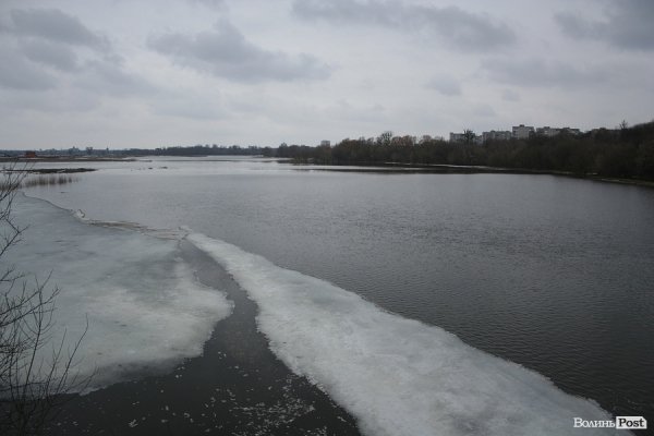 Затопило луг біля села Рованці. ФОТО