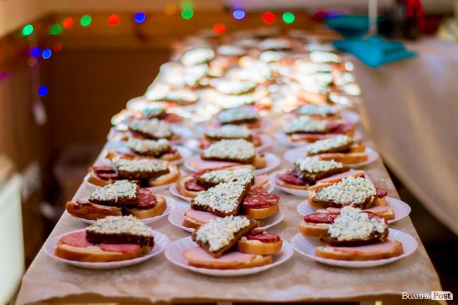 Бенкет, лімузини та королівські наряди: у Луцьку організували  свято для людей з інвалідністю. ФОТО