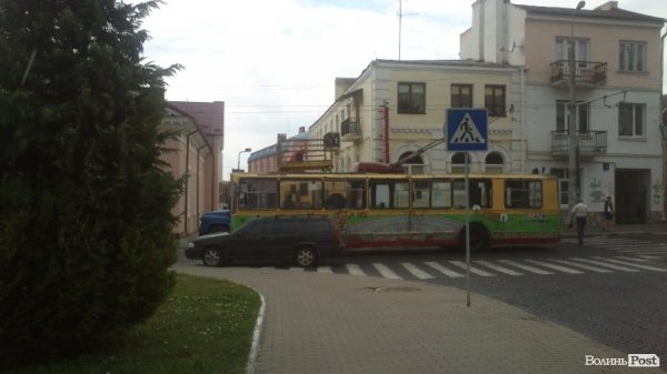У центрі Луцька – величезний затор. ФОТО