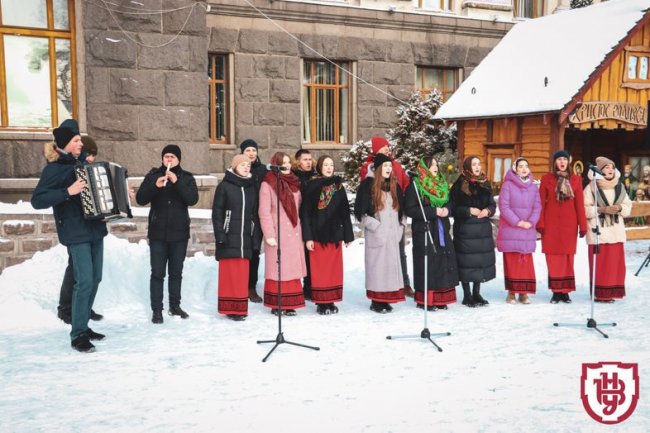 Біля Лесиного вишу відкрили різдвяну шопку. ФОТО