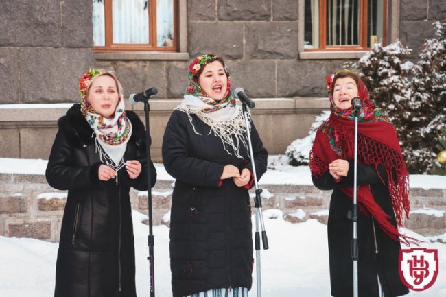 Біля Лесиного вишу відкрили різдвяну шопку. ФОТО