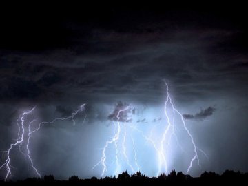 Сильні грози і вітер накриють Україну: де чекати негоду