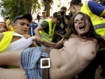 Активістки FEMEN отримують мінімум по тисячі доларів на місяць, - ЗМІ
