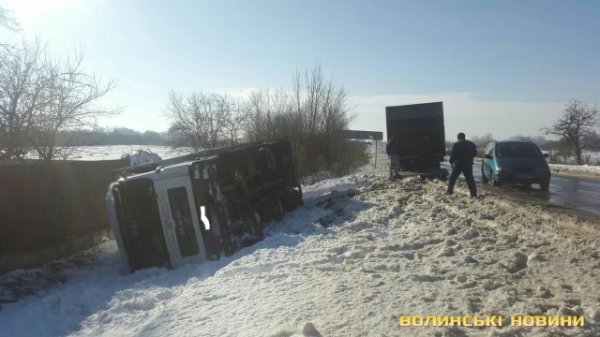 На трасі Луцьк-Львів перекинулася фура