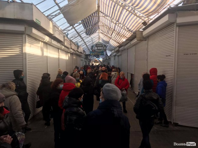 Працівники Варшавського ринку обурені, що їм не дають працювати 