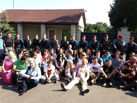 На акцію журналістів під Межигір'ям прийшли «тітушки» та «Беркут». ФОТО