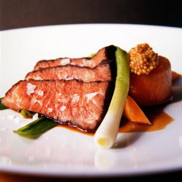 «Ніжний реберний край з тушкованим дайконом, маринованою морквою і насінням гірчиці». Ресторан Momofuku Ko (Нью-Йорк, США). Неймовірно ніжний реберний край, що готується 48 годин за вакуумною технологією Sous Vide