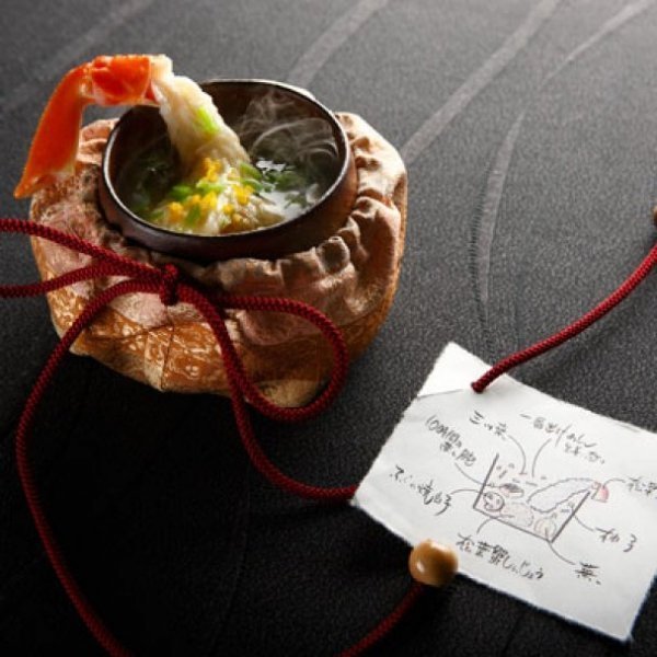 «Печеня зі сніжного краба». Ресторан Nihonryori Ryugin (Токіо, Японія). Краба 10 годин поспіль готують на пару, і з молочком фугу подають в імбирному даші-бульйоні. Разом з стравою подається і малюнок, на якому -  процес приготування