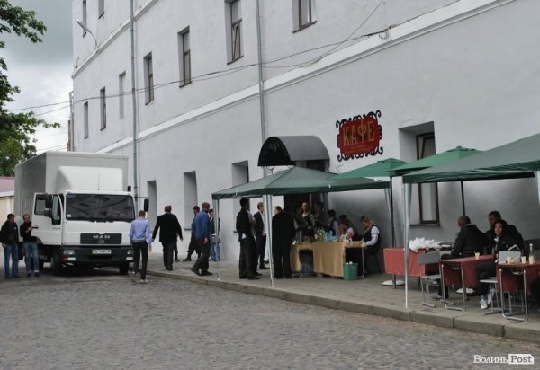 Для зручності на Замковій площі облаштували місце, де можна було перекусити