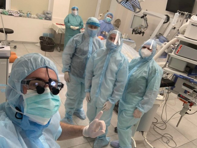 Дівчинка, яка пережила дві операції на головному мозку, подякувала волинському лікарю. ФОТО