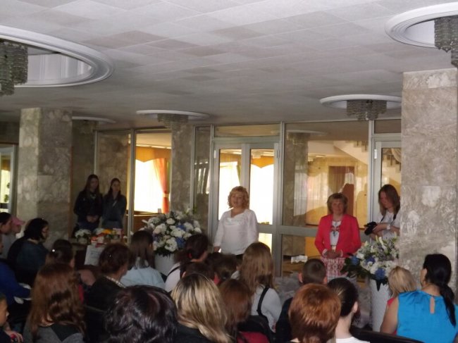 Луцьким родинам, які опинились у складних життєвих обставинах, вручили продуктові набори