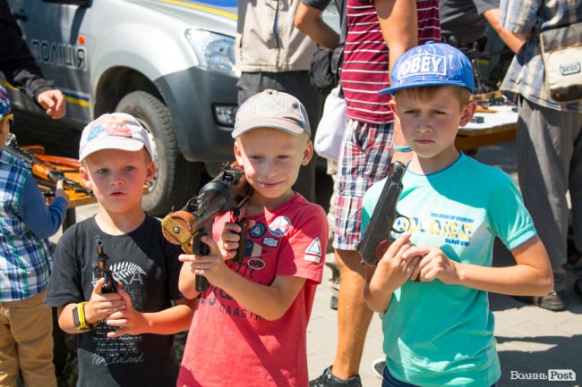 У центрі Луцька діти «стріляли» зі зброї та кермували поліцейськими авто. ФОТО