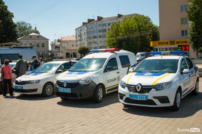 У центрі Луцька діти «стріляли» зі зброї та кермували поліцейськими авто. ФОТО