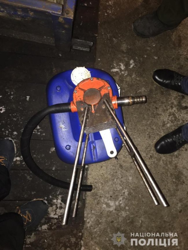 Поліцейський зі знайомими крав пальне з фур та продавав іншим водіям