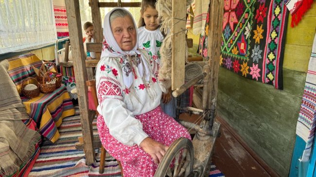 Волинська майстриня тче рушники на столітньому верстаті своєї бабусі. ВІДЕО