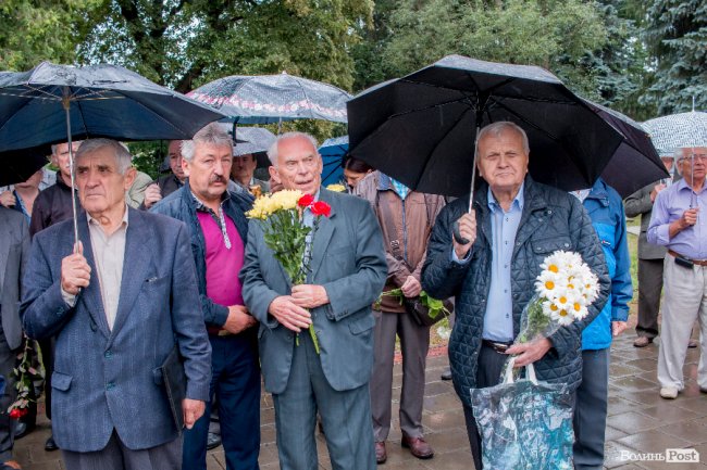 Скорбота і квіти: у Луцьку вшанували жертв війни. ФОТО