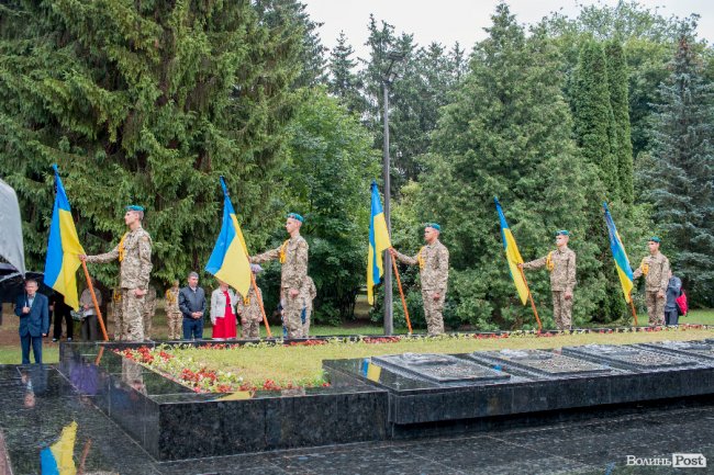 Скорбота і квіти: у Луцьку вшанували жертв війни. ФОТО