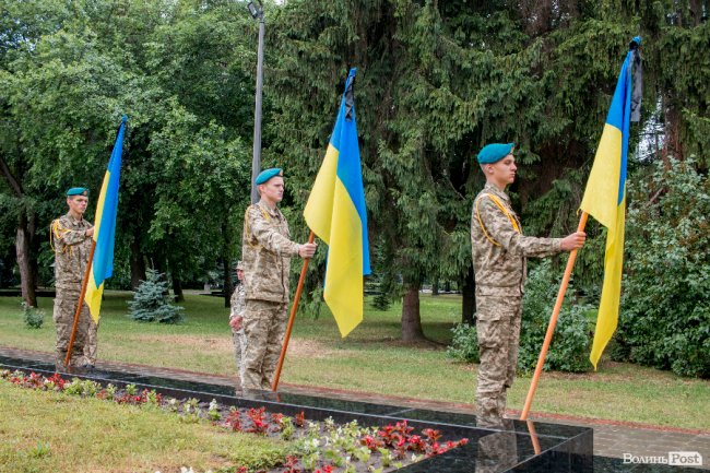 Скорбота і квіти: у Луцьку вшанували жертв війни. ФОТО