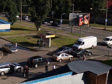 На перехресті у Луцьку трапилася ДТП за участю чотирьох автівок. ФОТО