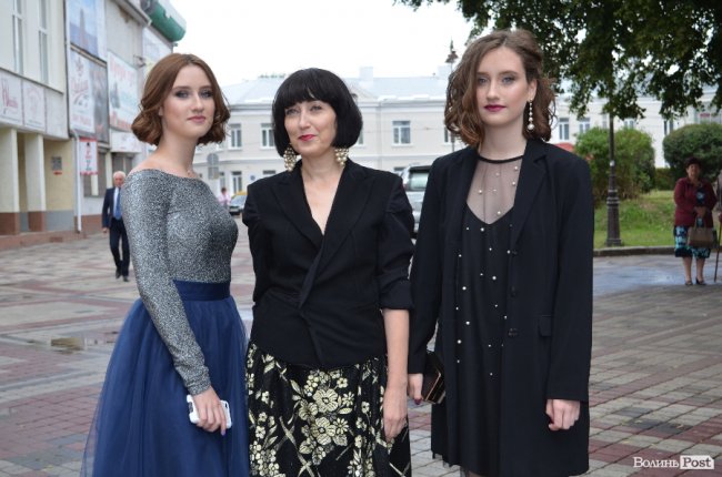 Елегантні сукні та маленькі клатчі: у що вбрались луцькі випускниці. ФОТО