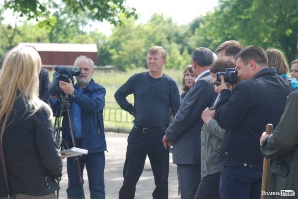 У Луцьку губернатор і мер висадили «Алею миру». ФОТО