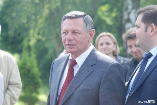 У Луцьку губернатор і мер висадили «Алею миру». ФОТО