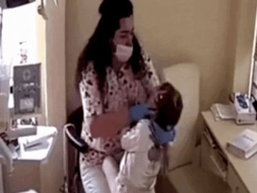 Лікарці-стоматологу з Рівного, яка била дітей, анулювали ліцензію