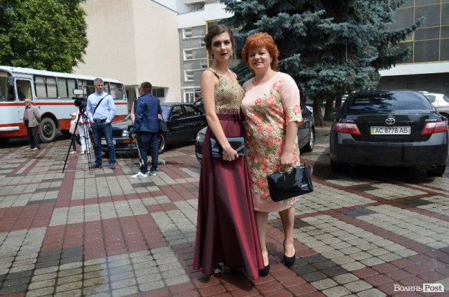 Елегантні сукні та маленькі клатчі: у що вбрались луцькі випускниці. ФОТО