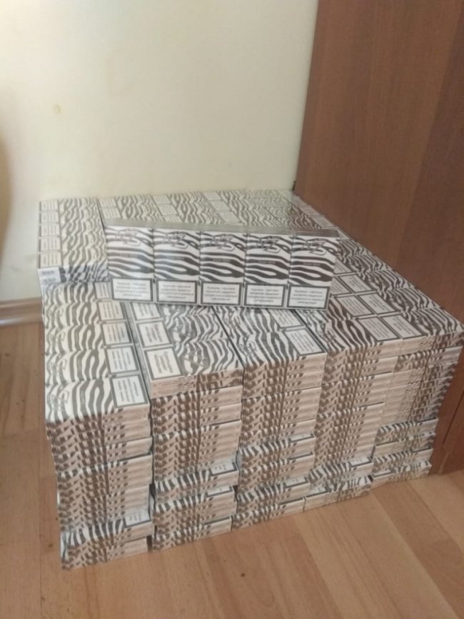 Луцькі прикордонники в кущах знайшли тисячу пачок нічийних сигарет. ФОТО