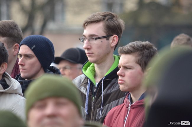 У Луцьку поклали квіти до пам’ятника Шевченку. ФОТО