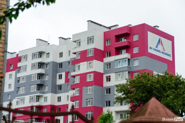 У Луцьку продовжують зводити яскраві оселі у ЖК «Caramel Residence». ФОТО*