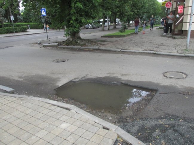 У Луцьку після ремонту теплотраси «звузилась» дорога. ФОТО