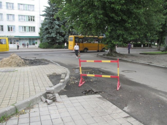 У Луцьку після ремонту теплотраси «звузилась» дорога. ФОТО