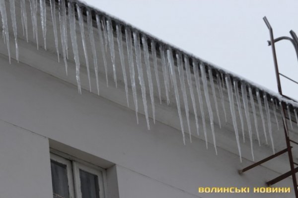 Сказали, хто відповідає за бурульки в Луцьку