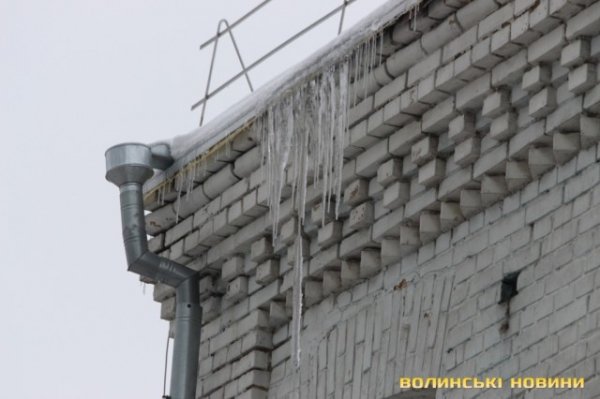 Сказали, хто відповідає за бурульки в Луцьку