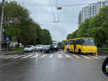 У Луцьку – аварія за участю маршрутки. Є постраждалі