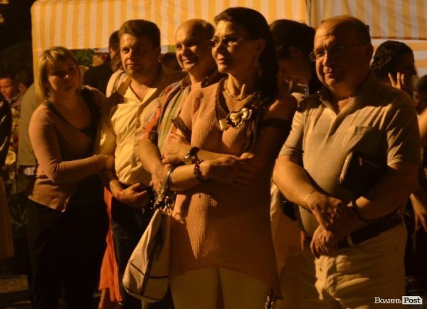 Голова Волиньради Володимир Войтович і член виконкому Луцькради, очільник корпорації «Богдан Моторс» Володимир Гунчик (крайній зправа))