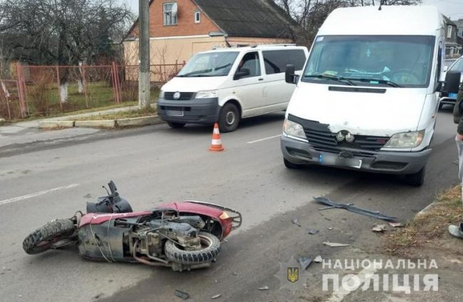 У Ковелі «мерс» зіткнувся зі скутером: є потерпіла