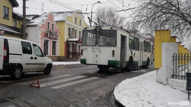 У Луцьку в тролейбус стукнувся легковик. ФОТО
