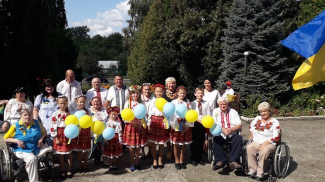 «Любіть Україну»: у луцькому центрі люди особливої долі влаштували флешмоб. ФОТО