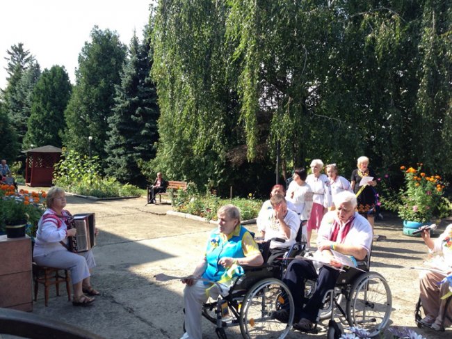 «Любіть Україну»: у луцькому центрі люди особливої долі влаштували флешмоб. ФОТО