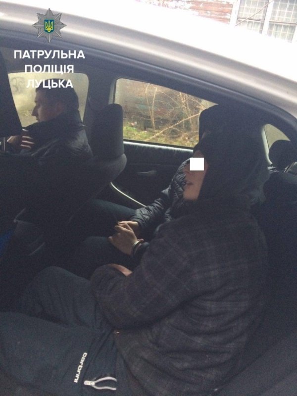 У Луцьку серед дня невідомі намагалися покрасти труби