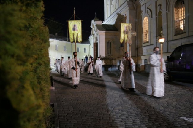 Як у Свято-Троїцькому соборі вночі освячували паски. ФОТО