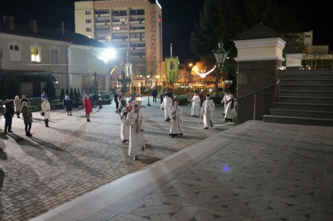 Як у Свято-Троїцькому соборі вночі освячували паски. ФОТО