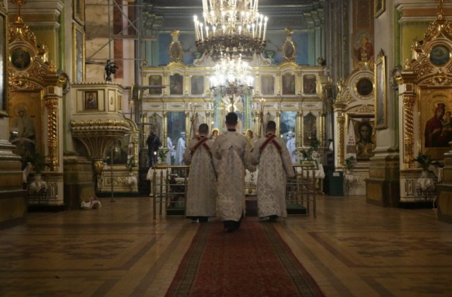 Як у Свято-Троїцькому соборі вночі освячували паски. ФОТО