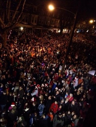 США. 10 тисяч людей зібралися на вулиці біля будинку 8-річної Ділейні Браун, щоб виконати для неї різдвяні пісні. Торік вмираючої дівчинці поставили діагноз - мієлолейкоз.