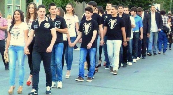 Випускники Гімназії сербського міста Пірот вирішили відмовитися від дорогих суконь і костюмів на випускному вечорі, щоб віддати заощаджені гроші нужденним. В ході акції школярі та викладачі зібрали 310 000 динарів, які були передані трьом сім'ям 