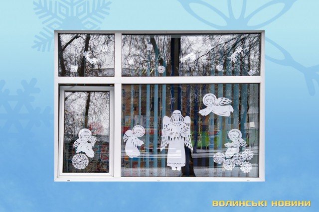 Як лучани прикрасили вікна новорічними витинанками. ФОТО